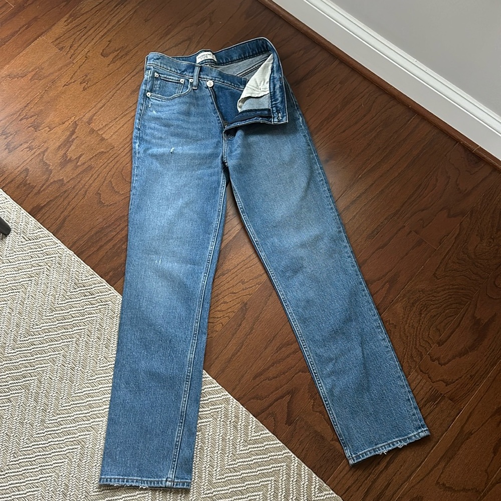 NWOT Abercrombie & Fitch Ultra High Rise 90s Straight Jean Medium Wash 27